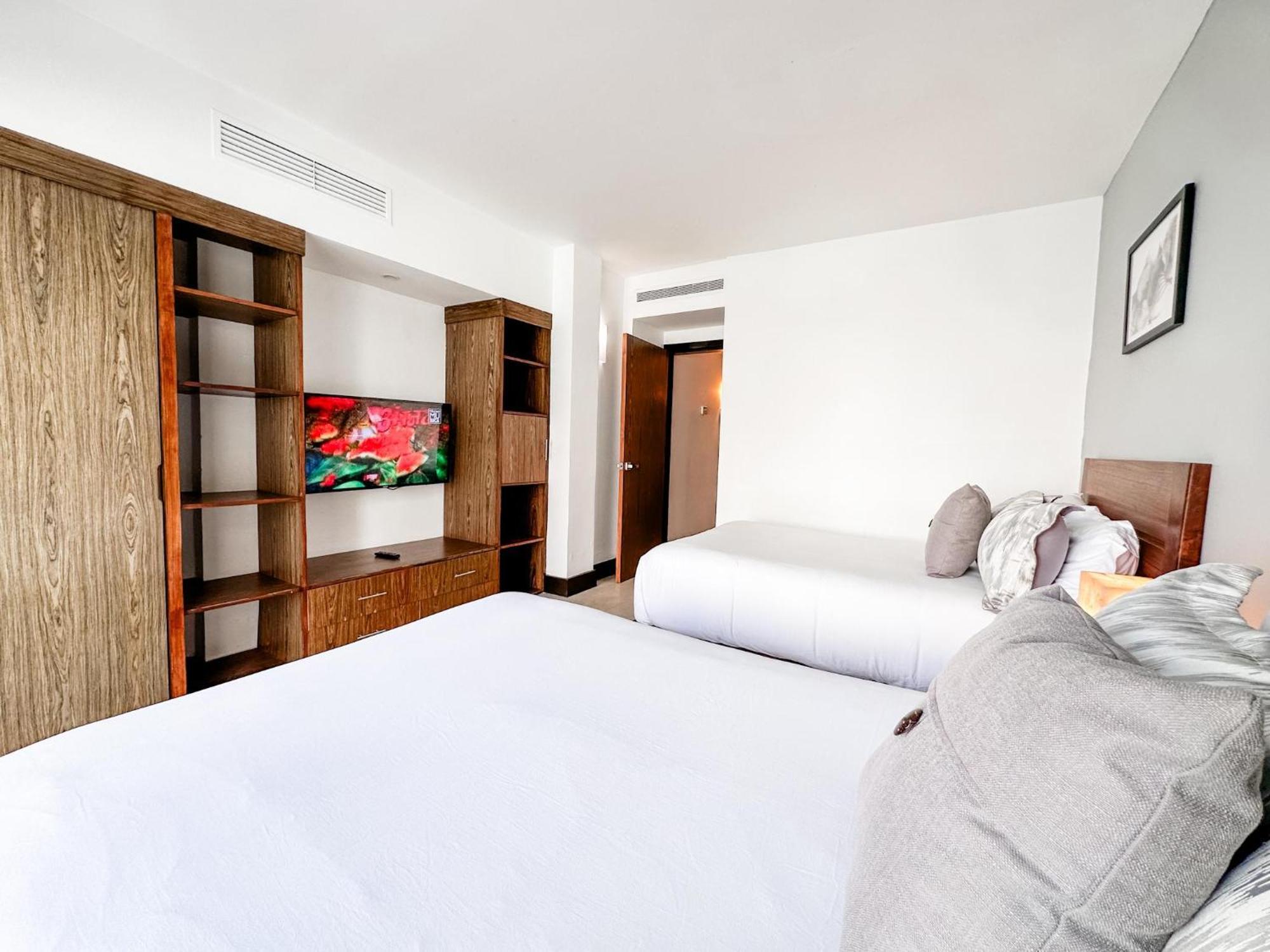 At 1124 Two Bed Reflecting Pool View Close Beach Apartment *
